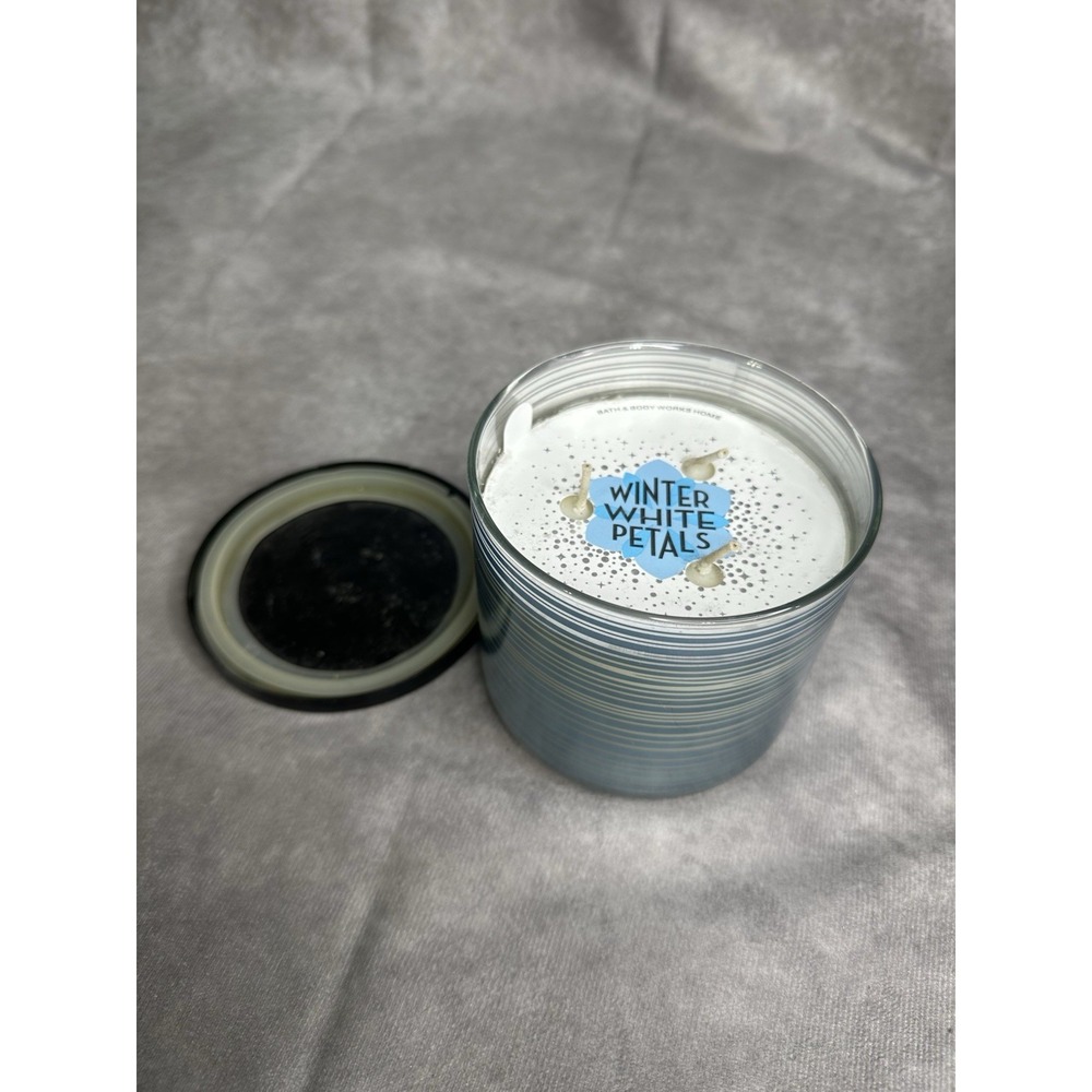 Bath and body Works‎ white barn winter white petals candle wick 14.5 OZ Holiday